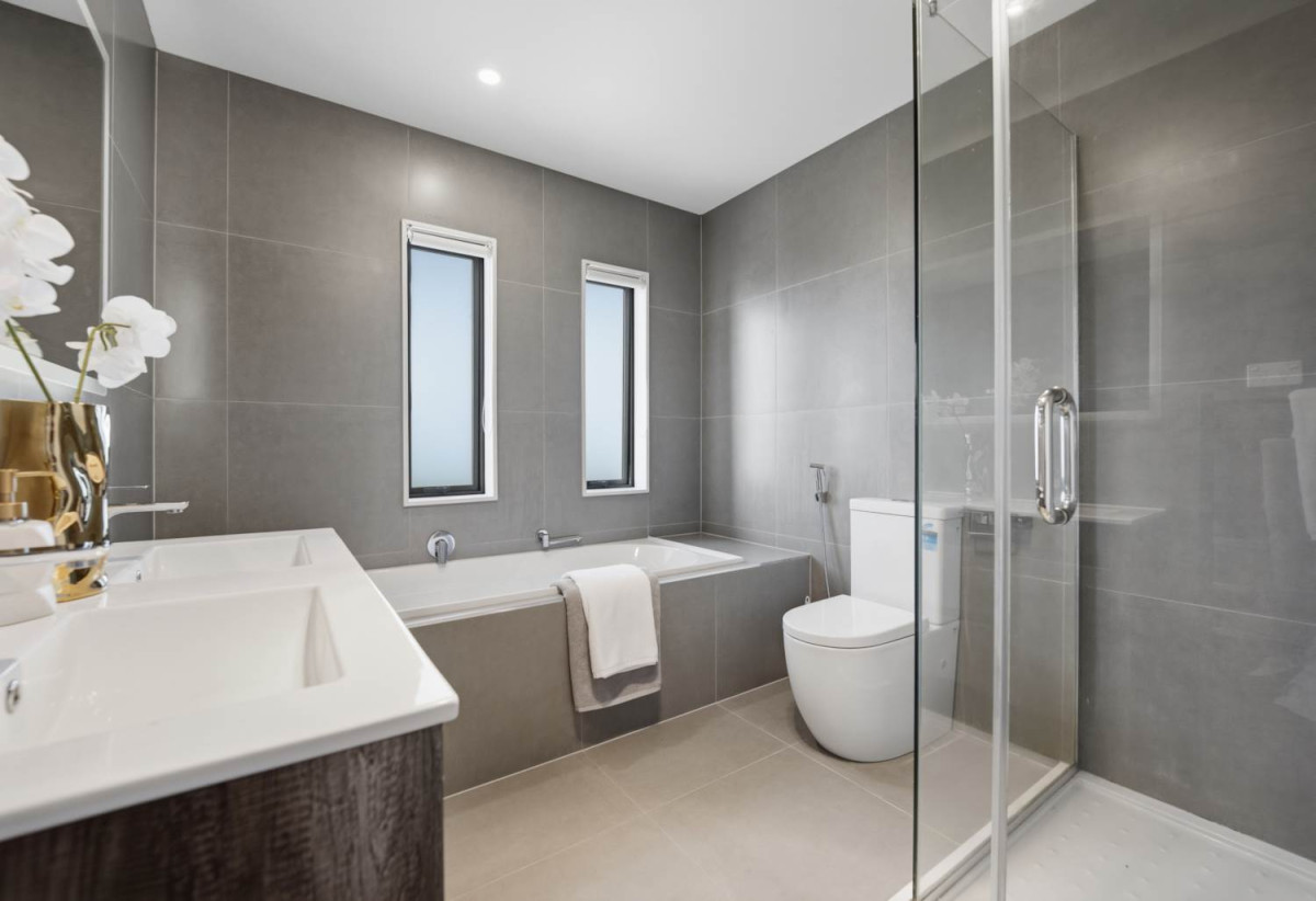 Motivated vendors, 5 Beds (2 ensuites) 3.5 baths house with double garage, 1 ensuite ground floor, close to schools, Lynn Mall, 0.5 km to Kelston Girls’ College, 0.6 km to Kelston School, 1 km to Kelston Boys’ High School, 1A Maunder Place, New Lynn, Auckland