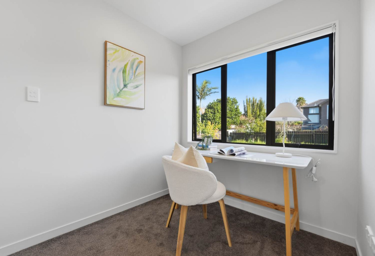 Motivated vendors, 5 Beds (2 ensuites) 3.5 baths house with double garage, 1 ensuite ground floor, close to schools, Lynn Mall, 0.5 km to Kelston Girls’ College, 0.6 km to Kelston School, 1 km to Kelston Boys’ High School, 1A Maunder Place, New Lynn, Auckland