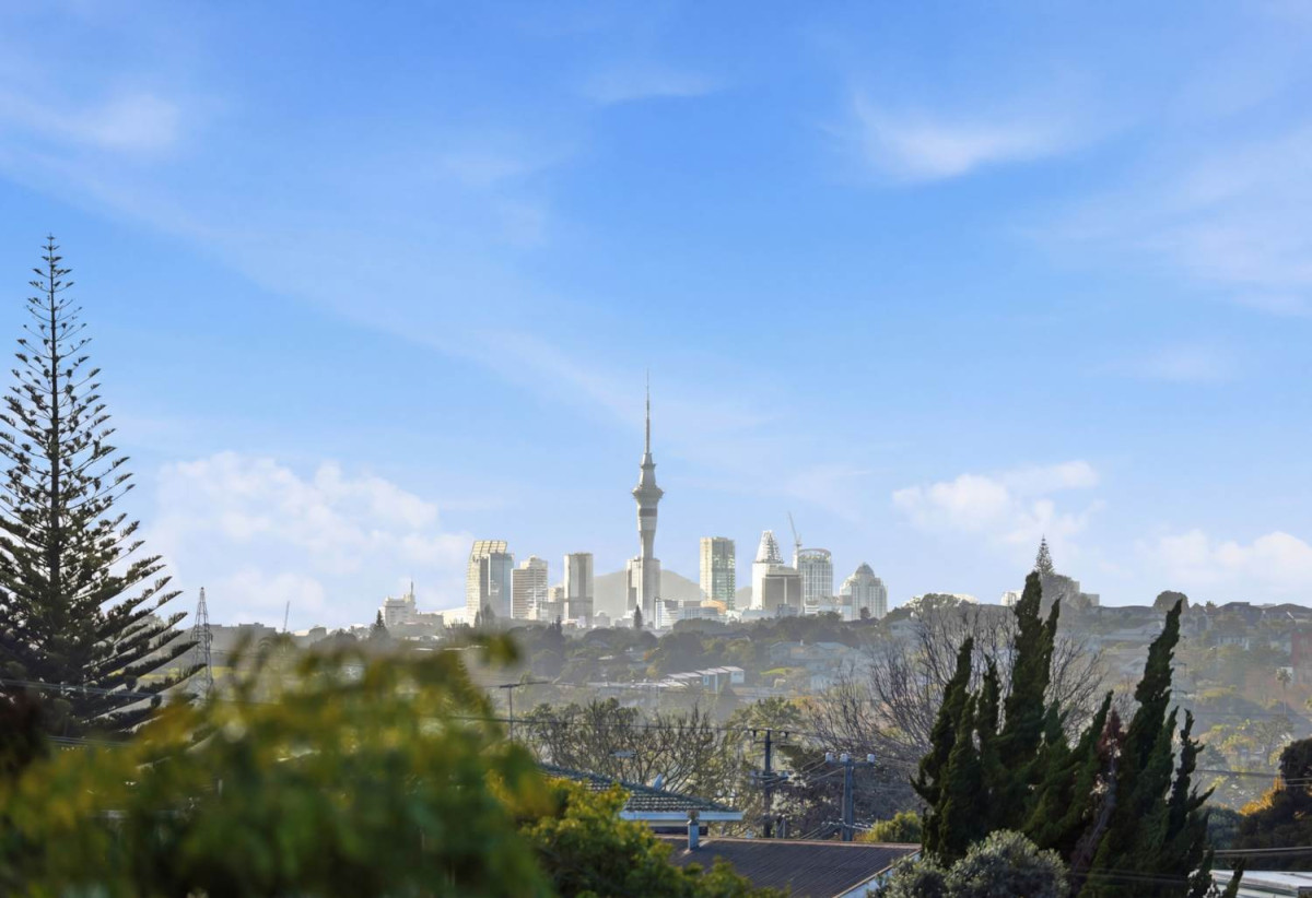 Motivated vendors, 5 Beds (2 ensuites) 3.5 baths house with double garage, 1 ensuite ground floor, close to schools, Lynn Mall, 0.5 km to Kelston Girls’ College, 0.6 km to Kelston School, 1 km to Kelston Boys’ High School, 1A Maunder Place, New Lynn, Auckland