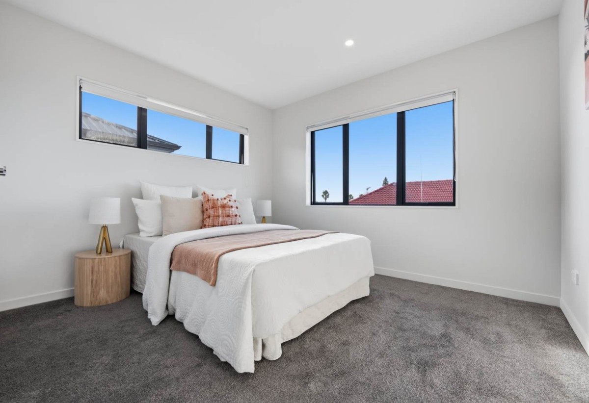 Motivated vendors, 5 Beds (2 ensuites) 3.5 baths house with double garage, 1 ensuite ground floor, close to schools, Lynn Mall, 0.5 km to Kelston Girls’ College, 0.6 km to Kelston School, 1 km to Kelston Boys’ High School, 1A Maunder Place, New Lynn, Auckland