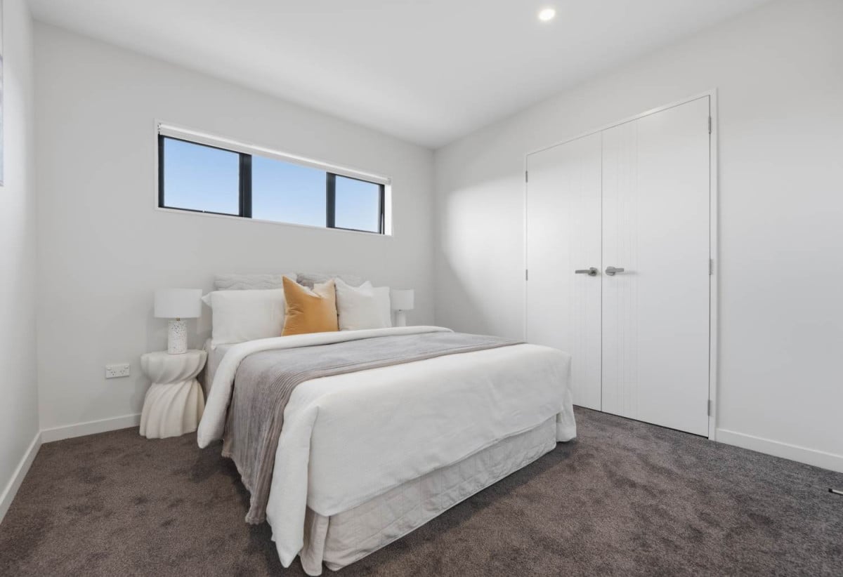 Motivated vendors, 5 Beds (2 ensuites) 3.5 baths house with double garage, 1 ensuite ground floor, close to schools, Lynn Mall, 0.5 km to Kelston Girls’ College, 0.6 km to Kelston School, 1 km to Kelston Boys’ High School, 1A Maunder Place, New Lynn, Auckland
