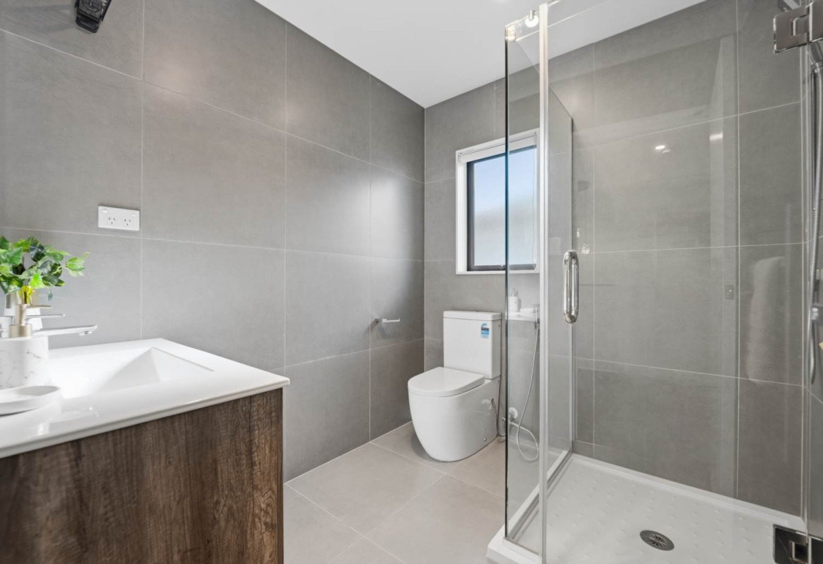 Motivated vendors, 5 Beds (2 ensuites) 3.5 baths house with double garage, 1 ensuite ground floor, close to schools, Lynn Mall, 0.5 km to Kelston Girls’ College, 0.6 km to Kelston School, 1 km to Kelston Boys’ High School, 1A Maunder Place, New Lynn, Auckland