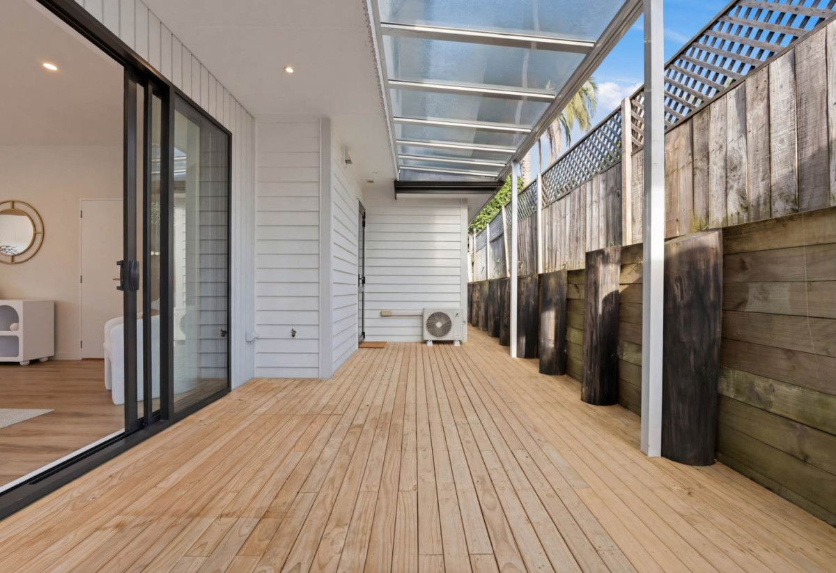 Motivated vendors, 5 Beds (2 ensuites) 3.5 baths house with double garage, 1 ensuite ground floor, close to schools, Lynn Mall, 0.5 km to Kelston Girls’ College, 0.6 km to Kelston School, 1 km to Kelston Boys’ High School, 1A Maunder Place, New Lynn, Auckland