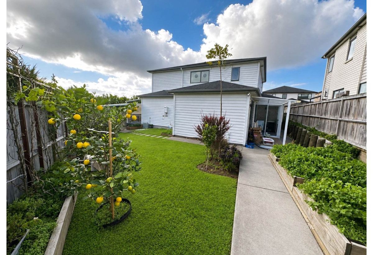 For rent, 2 kitchens, 5 beds (1 ensuite) 3.5 baths house with double garage and 2 beds granny, available 11th July, 62 Lime Hill Rise, Flat Bush, Auckland