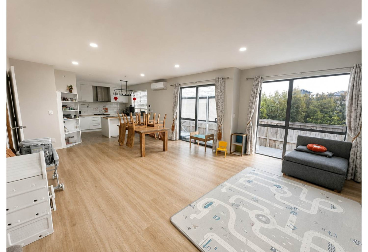 For rent, 2 kitchens, 5 beds (1 ensuite) 3.5 baths house with double garage and 2 beds granny, available 11th July, 62 Lime Hill Rise, Flat Bush, Auckland