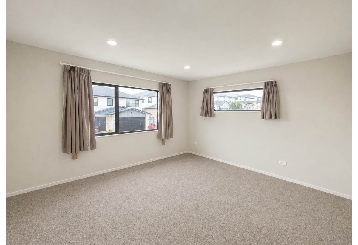For rent, 2 kitchens, 5 beds (1 ensuite) 3.5 baths house with double garage and 2 beds granny, available 11th July, 62 Lime Hill Rise, Flat Bush, Auckland