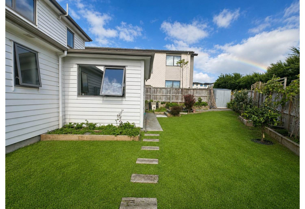 For rent, 2 kitchens, 5 beds (1 ensuite) 3.5 baths house with double garage and 2 beds granny, available 11th July, 62 Lime Hill Rise, Flat Bush, Auckland