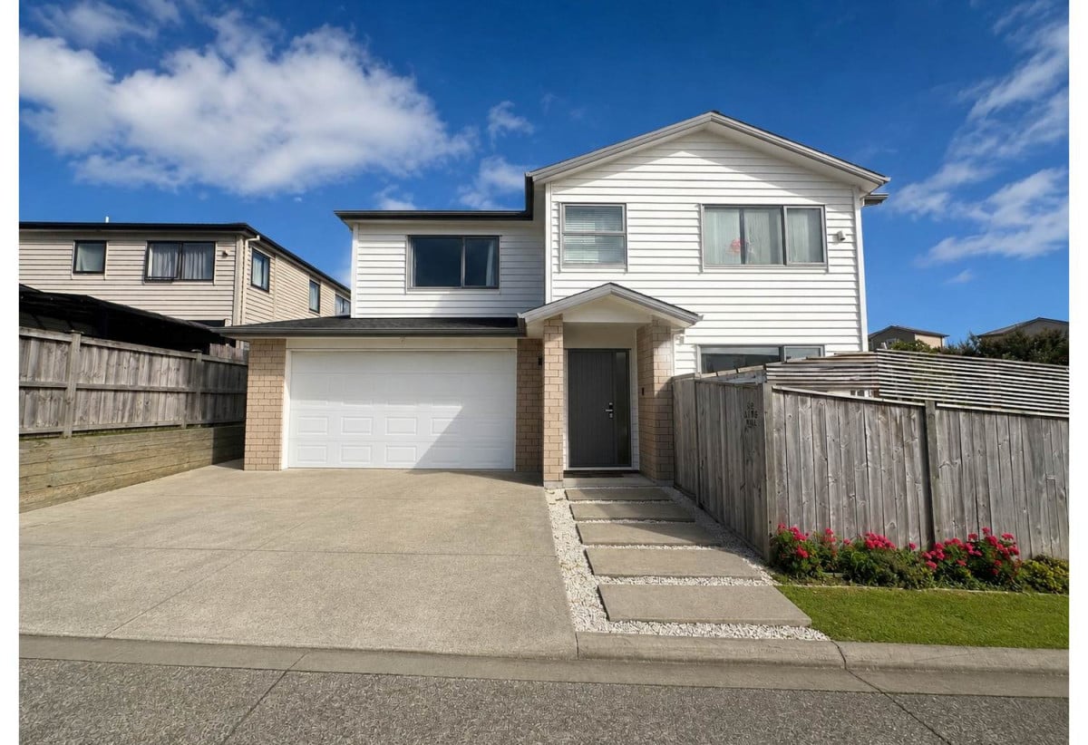 For rent, 2 kitchens, 5 beds (1 ensuite) 3.5 baths house with double garage and 2 beds granny, available 11th July, 62 Lime Hill Rise, Flat Bush, Auckland
