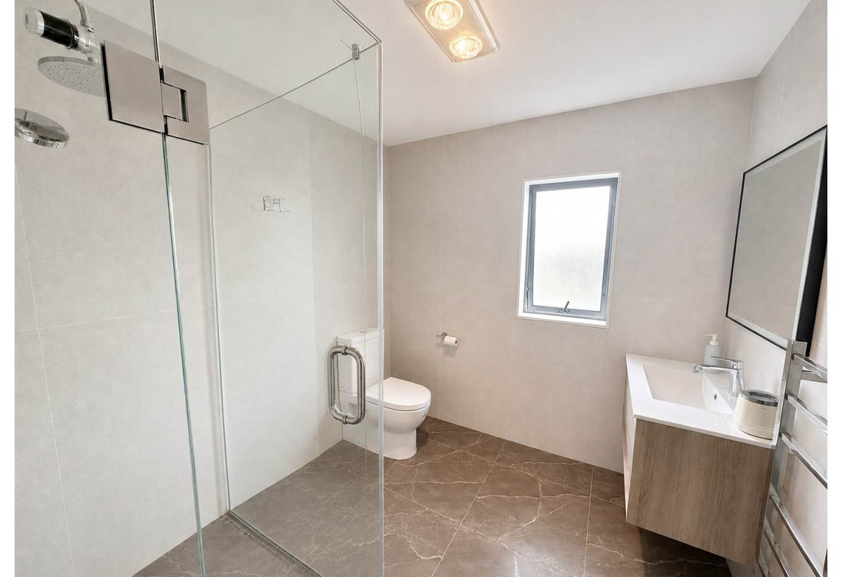 For rent, 2 kitchens, 5 beds (1 ensuite) 3.5 baths house with double garage and 2 beds granny, available 11th July, 62 Lime Hill Rise, Flat Bush, Auckland
