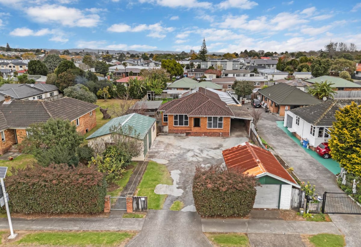Vendors have committed to their ”Plan B”, Auction Must Sell, 1012m2 section with RC approved for 6 lots subdivision, Brick and tile 3 beds 2 baths house with garage and workshop, 0.2 km to Manurewa High School, 50 Browns Road, Manurewa, Auckland