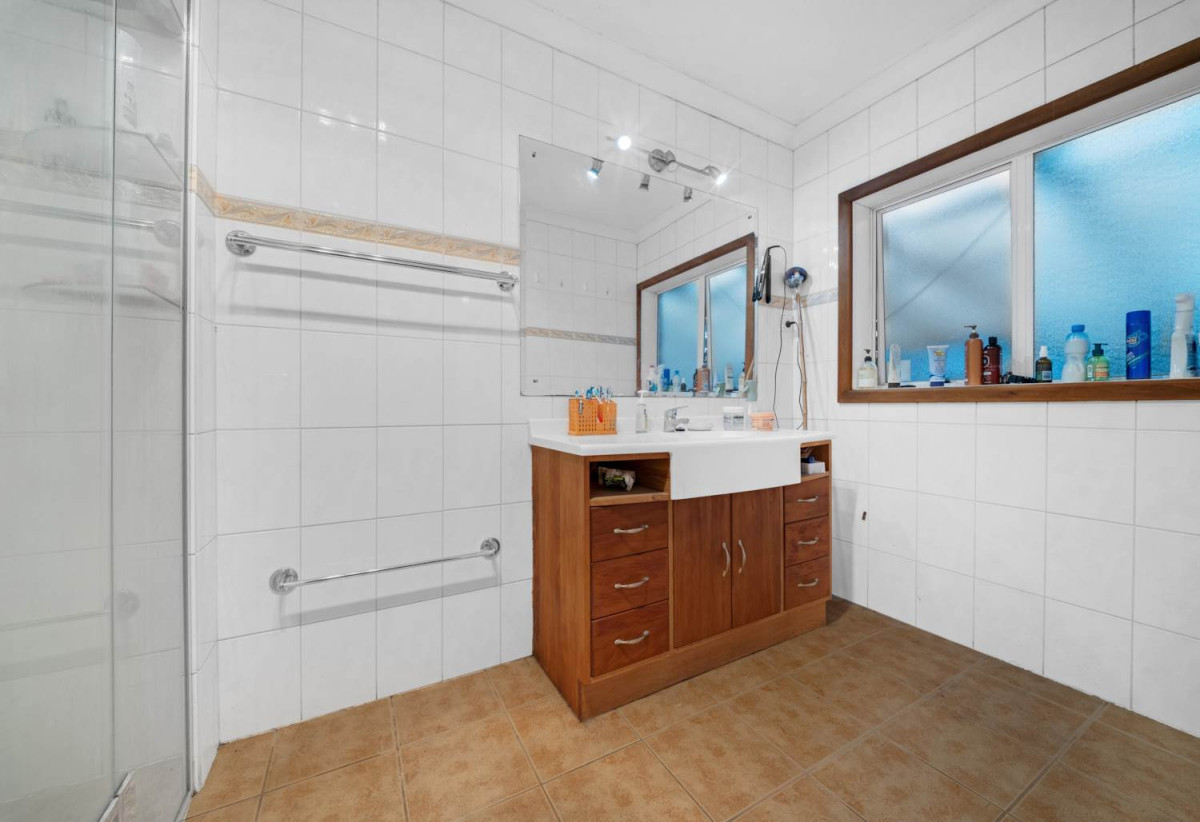 Vendors have committed to their ”Plan B”, Auction Must Sell, 1012m2 section with RC approved for 6 lots subdivision, Brick and tile 3 beds 2 baths house with garage and workshop, 0.2 km to Manurewa High School, 50 Browns Road, Manurewa, Auckland