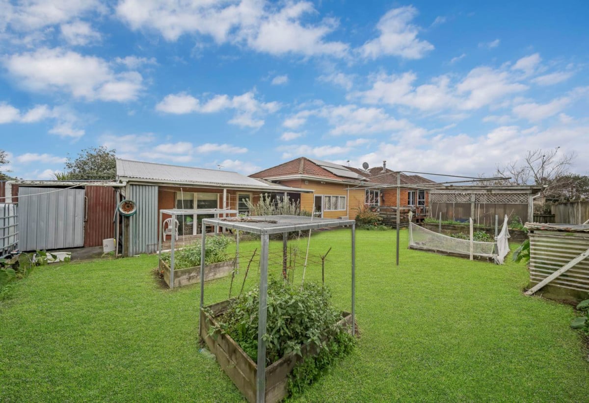 Vendors have committed to their ”Plan B”, Auction Must Sell, 1012m2 section with RC approved for 6 lots subdivision, Brick and tile 3 beds 2 baths house with garage and workshop, 0.2 km to Manurewa High School, 50 Browns Road, Manurewa, Auckland