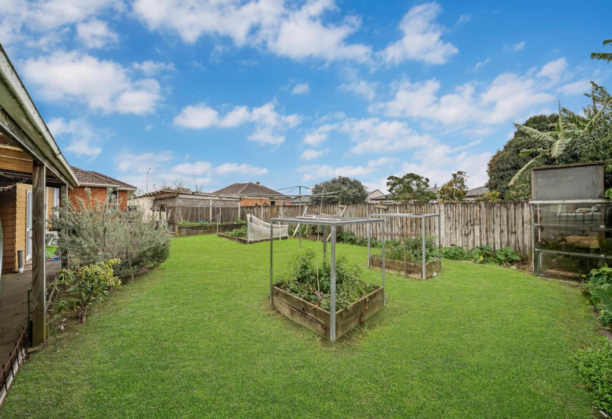 Vendors have committed to their ”Plan B”, Auction Must Sell, 1012m2 section with RC approved for 6 lots subdivision, Brick and tile 3 beds 2 baths house with garage and workshop, 0.2 km to Manurewa High School, 50 Browns Road, Manurewa, Auckland