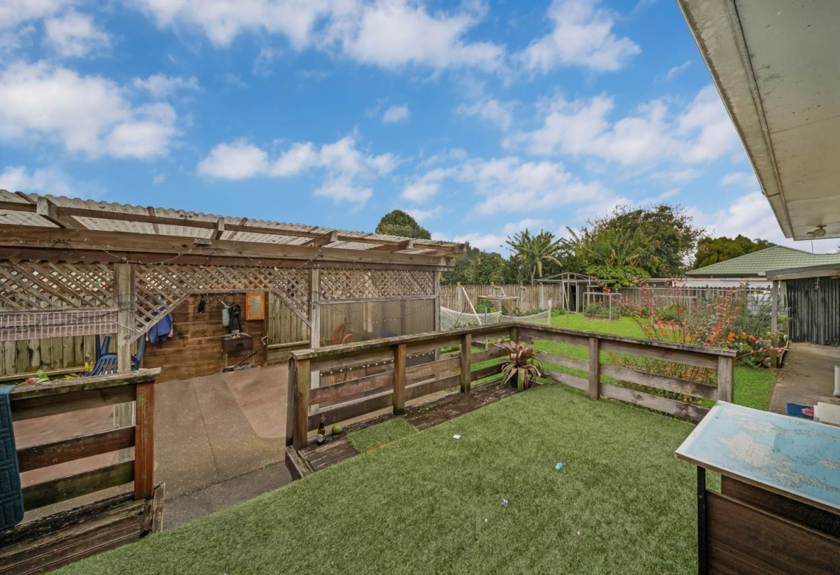 Vendors have committed to their ”Plan B”, Auction Must Sell, 1012m2 section with RC approved for 6 lots subdivision, Brick and tile 3 beds 2 baths house with garage and workshop, 0.2 km to Manurewa High School, 50 Browns Road, Manurewa, Auckland