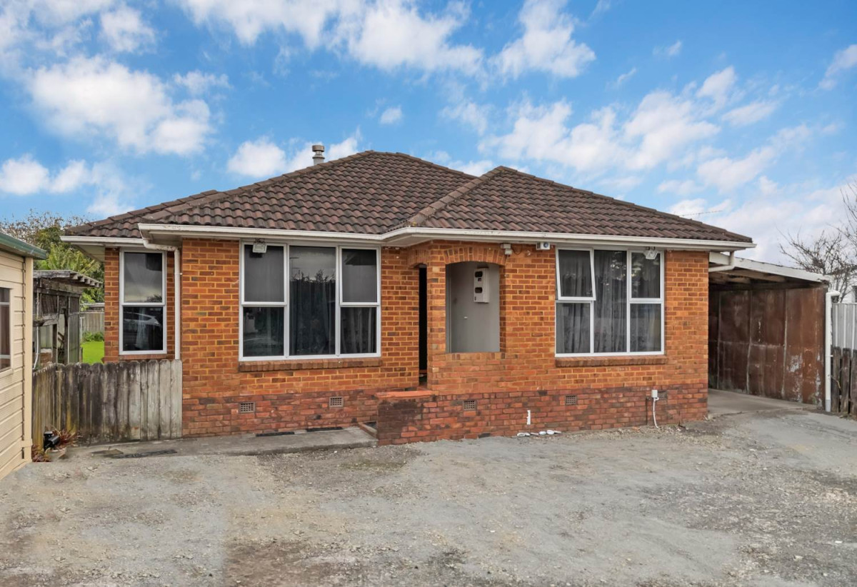 Vendors have committed to their ”Plan B”, Auction Must Sell, 1012m2 section with RC approved for 6 lots subdivision, Brick and tile 3 beds 2 baths house with garage and workshop, 0.2 km to Manurewa High School, 50 Browns Road, Manurewa, Auckland