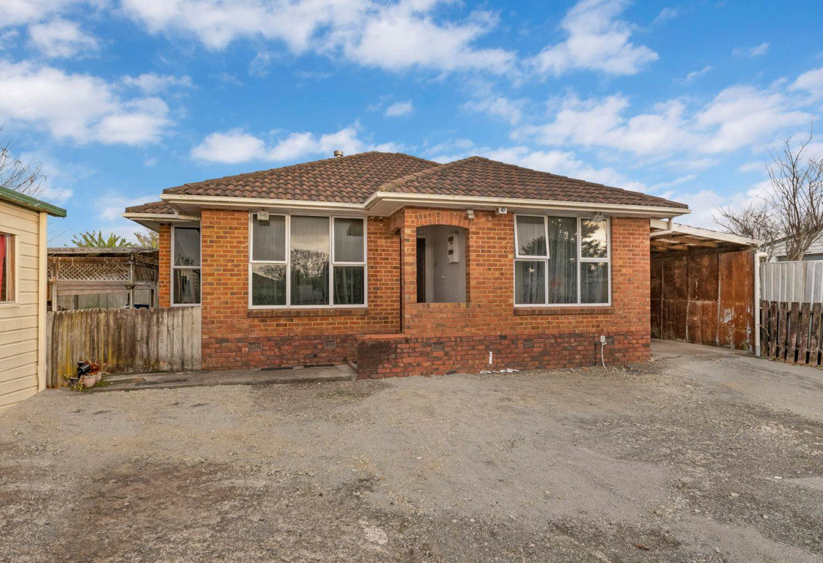 Vendors have committed to their ”Plan B”, Auction Must Sell, 1012m2 section with RC approved for 6 lots subdivision, Brick and tile 3 beds 2 baths house with garage and workshop, 0.2 km to Manurewa High School, 50 Browns Road, Manurewa, Auckland