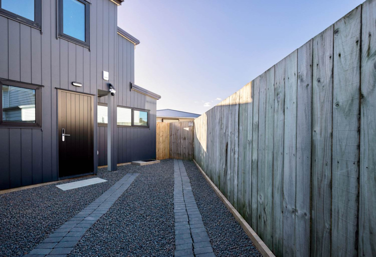 1 Bed + study room ( single bed) 1 bath townhouse with car park, End Unit, Spacious Covered Outdoor Living Area, close to schools, Mangere town centre, motorway access, 0.4 km to Jean Batten School, 40F Friesian Drive, Mangere, Auckland