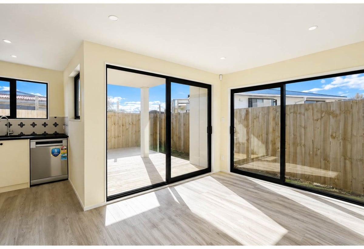1 Bed + study room ( single bed) 1 bath townhouse with car park, End Unit, Spacious Covered Outdoor Living Area, close to schools, Mangere town centre, motorway access, 0.4 km to Jean Batten School, 40F Friesian Drive, Mangere, Auckland