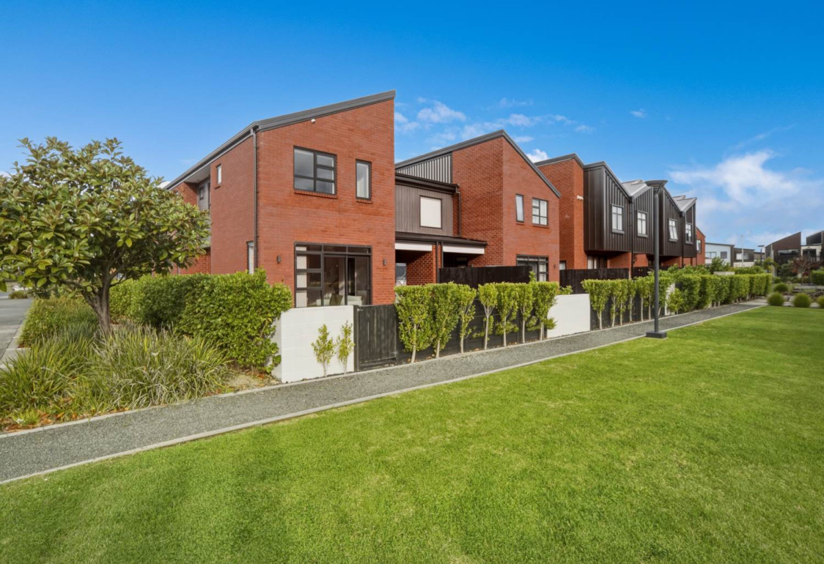 3 beds 2.5 baths duplex home with garage, close to schools, Bomb Point Reserve, Te Ara Manawa Coastal Walkway, shops, 0.4 km to Hobsonville Point Primary School, 1 km to Hobsonville Point Secondary School, 2 Whakatere Lane, Hobsonville, Auckland