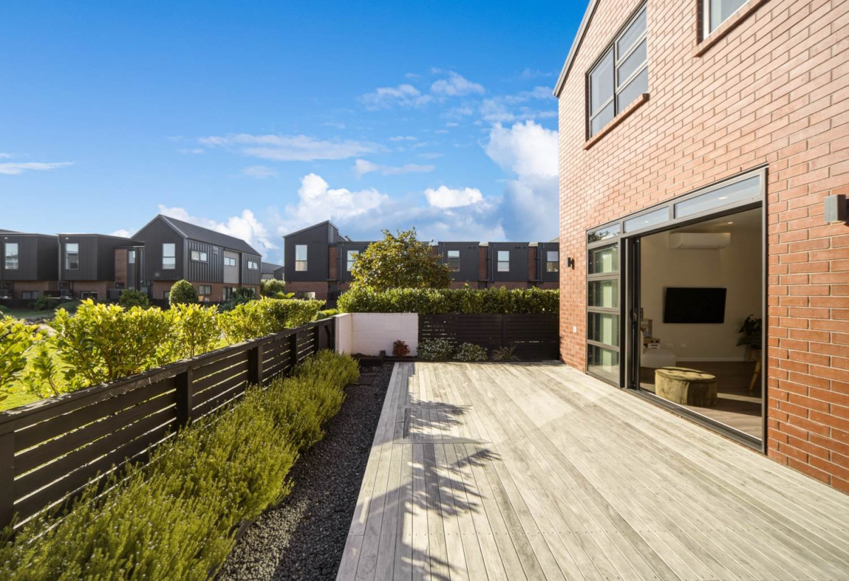 3 beds 2.5 baths duplex home with garage, close to schools, Bomb Point Reserve, Te Ara Manawa Coastal Walkway, shops, 0.4 km to Hobsonville Point Primary School, 1 km to Hobsonville Point Secondary School, 2 Whakatere Lane, Hobsonville, Auckland