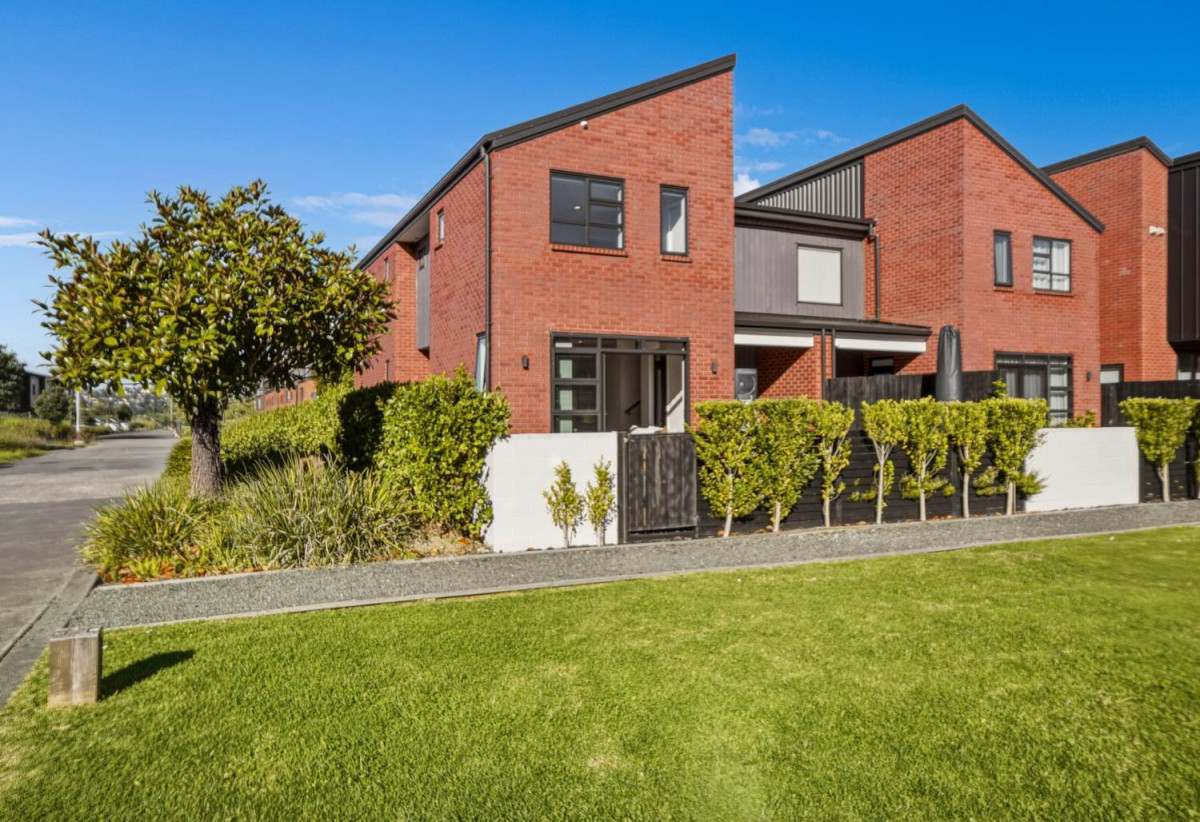 3 beds 2.5 baths duplex home with garage, close to schools, Bomb Point Reserve, Te Ara Manawa Coastal Walkway, shops, 0.4 km to Hobsonville Point Primary School, 1 km to Hobsonville Point Secondary School, 2 Whakatere Lane, Hobsonville, Auckland