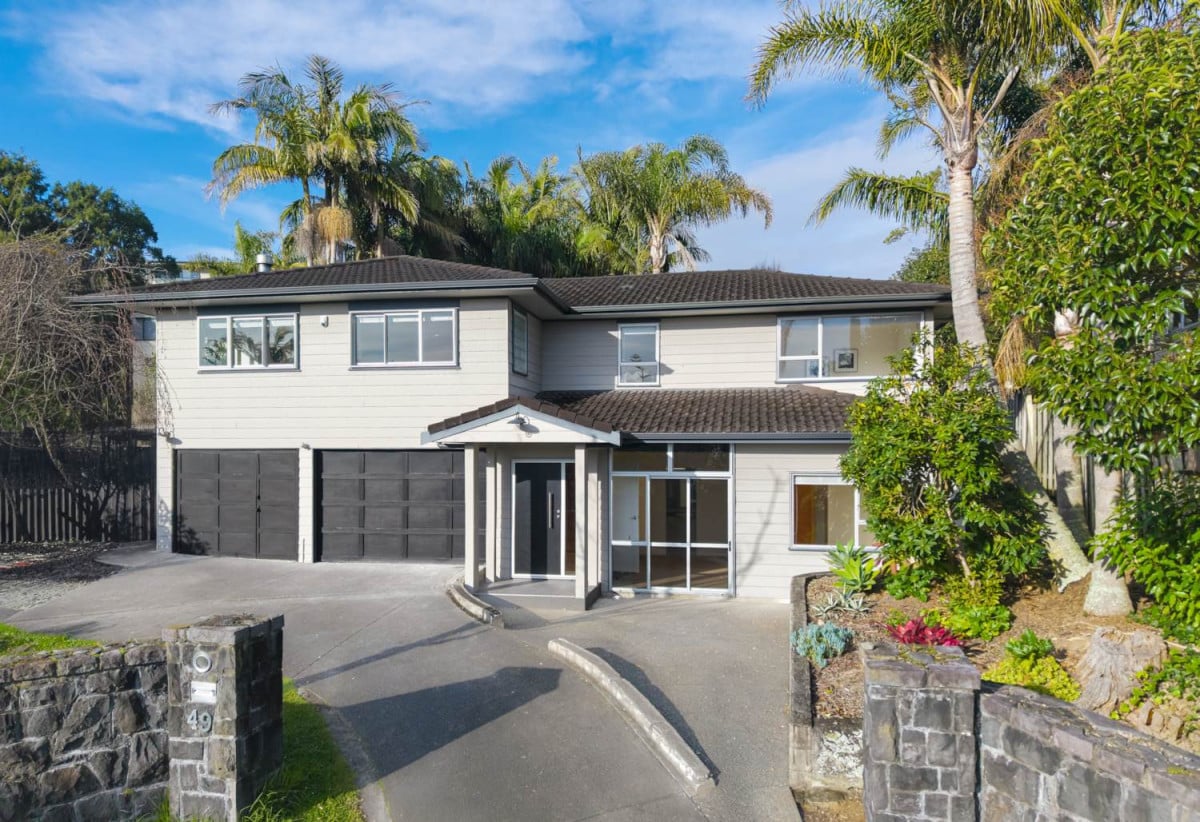 739m2 section, 5 beds (1 ensuite) + study 3 baths house with double garage and swimming pool, 2 bed 1 bath ground floor, 49 Weatherly Road, Torbay, Auckland