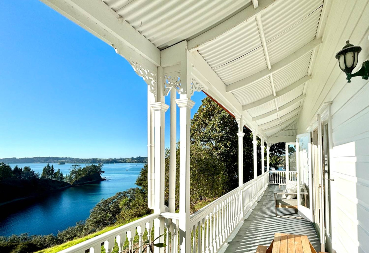 For rent, 4 beds (1 ensuite) 2 bathshouse with double garage, Private beach access, Expansive waterfront grounds, available 24th July, 700 Pukapuka Road, Mahurangi West, Auckland