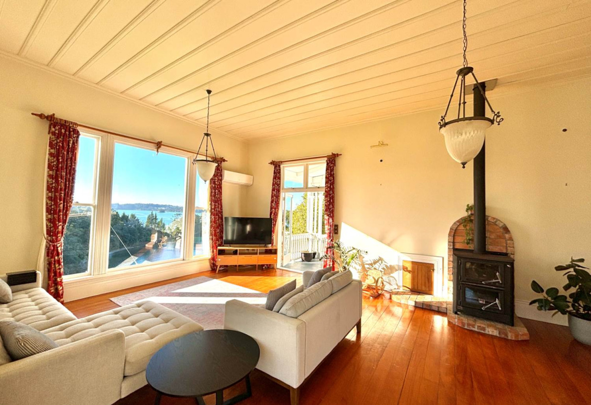 For rent, 4 beds (1 ensuite) 2 bathshouse with double garage, Private beach access, Expansive waterfront grounds, available 24th July, 700 Pukapuka Road, Mahurangi West, Auckland