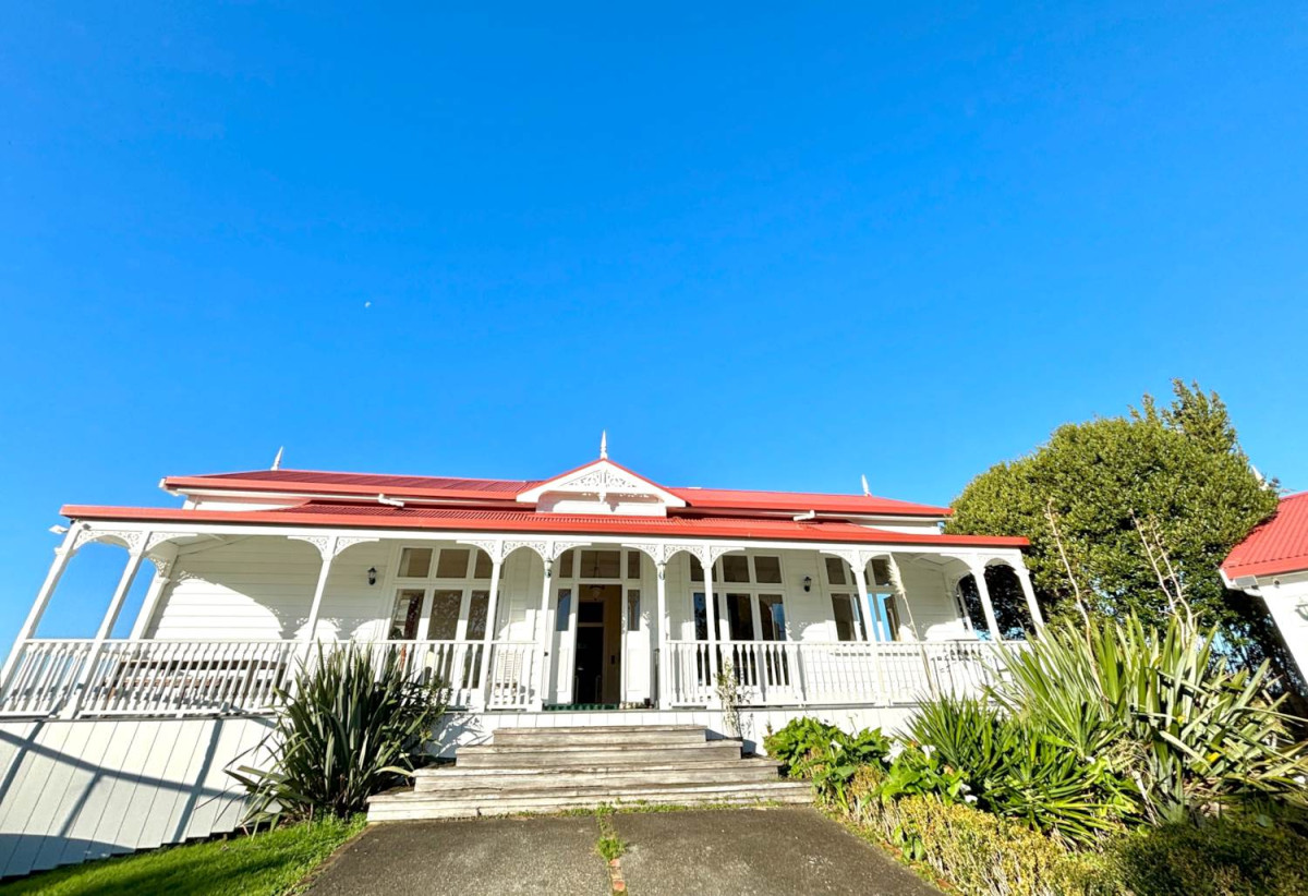 For rent, 4 beds (1 ensuite) 2 bathshouse with double garage, Private beach access, Expansive waterfront grounds, available 24th July, 700 Pukapuka Road, Mahurangi West, Auckland