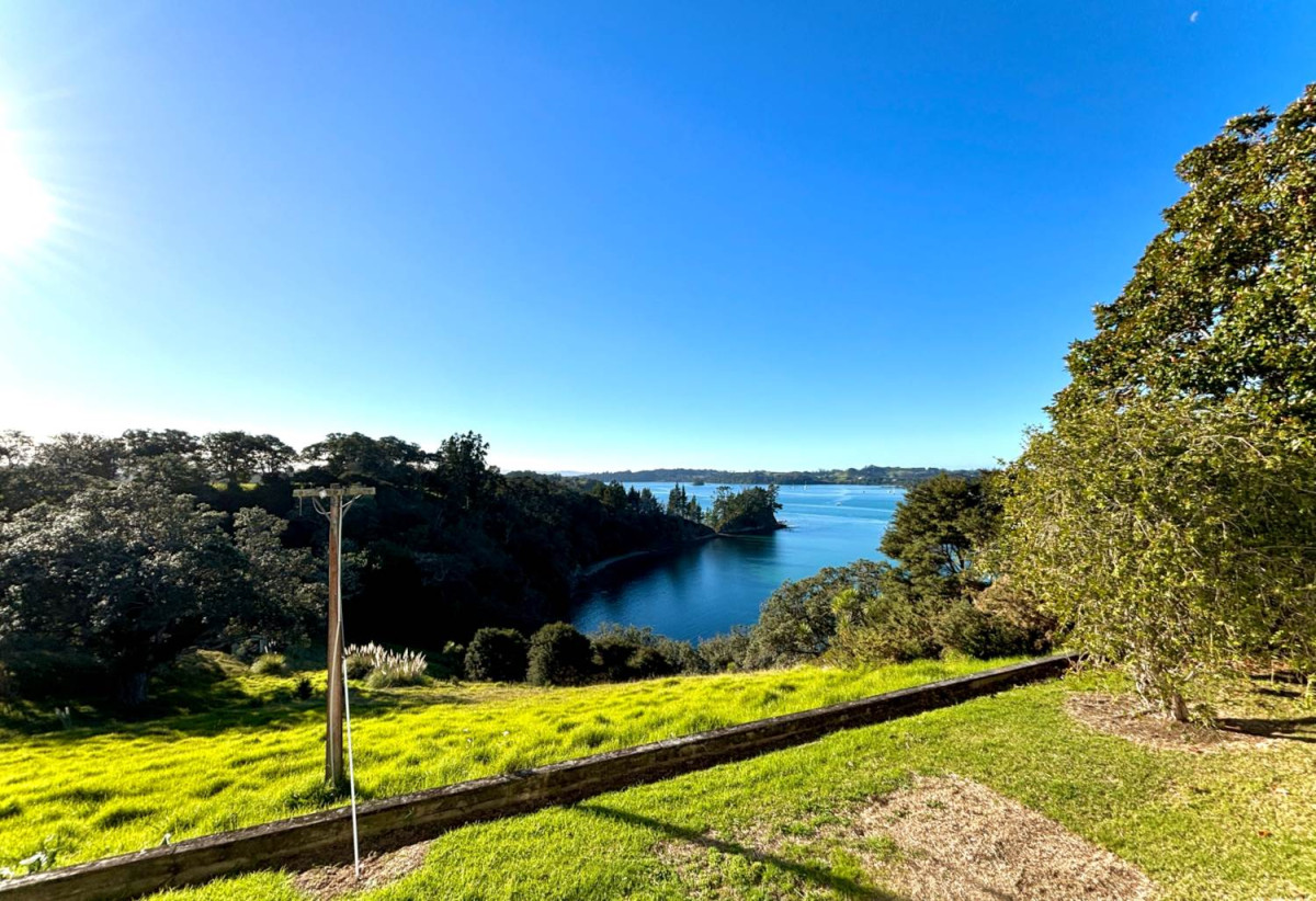 For rent, 4 beds (1 ensuite) 2 bathshouse with double garage, Private beach access, Expansive waterfront grounds, available 24th July, 700 Pukapuka Road, Mahurangi West, Auckland