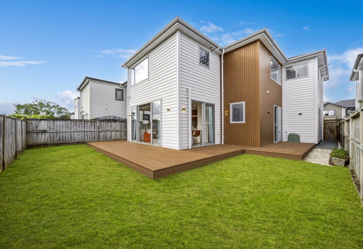 5 beds (3 ensuites) 4.5 baths house with double garage, close to schools, shops, coastal walkways, local reserves, 0.6 km to Scott Point School, 1.5 km to Hobsonville Point Secondary School, 12 Kokowai Parade, Hobsonville, Auckland