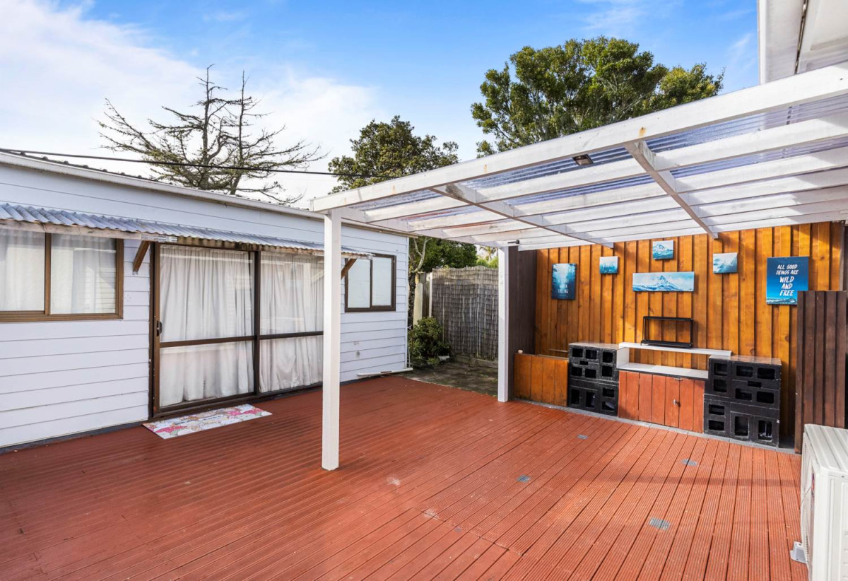 3 beds 2 baths house with carport, downstairs two large multipurpose rooms, close to schools, shops, reserves, 0.3 km to Beach Haven School, 1 km to Birkdale Intermediate School, 1/278 Rangatira Road, Beach Haven, Auckland