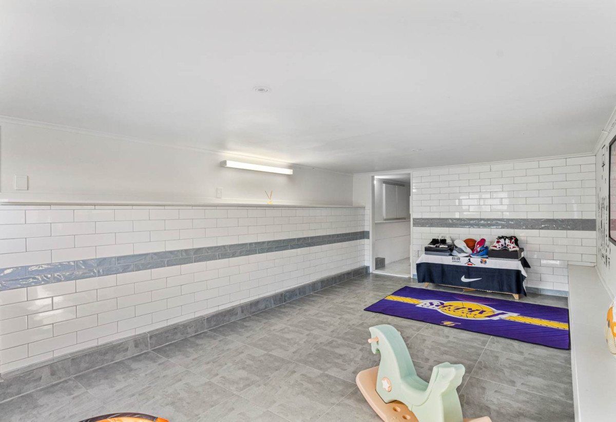 3 beds 2 baths house with carport, downstairs two large multipurpose rooms, close to schools, shops, reserves, 0.3 km to Beach Haven School, 1 km to Birkdale Intermediate School, 1/278 Rangatira Road, Beach Haven, Auckland