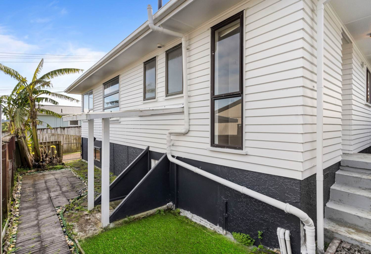 3 beds 2 baths house with carport, downstairs two large multipurpose rooms, close to schools, shops, reserves, 0.3 km to Beach Haven School, 1 km to Birkdale Intermediate School, 1/278 Rangatira Road, Beach Haven, Auckland