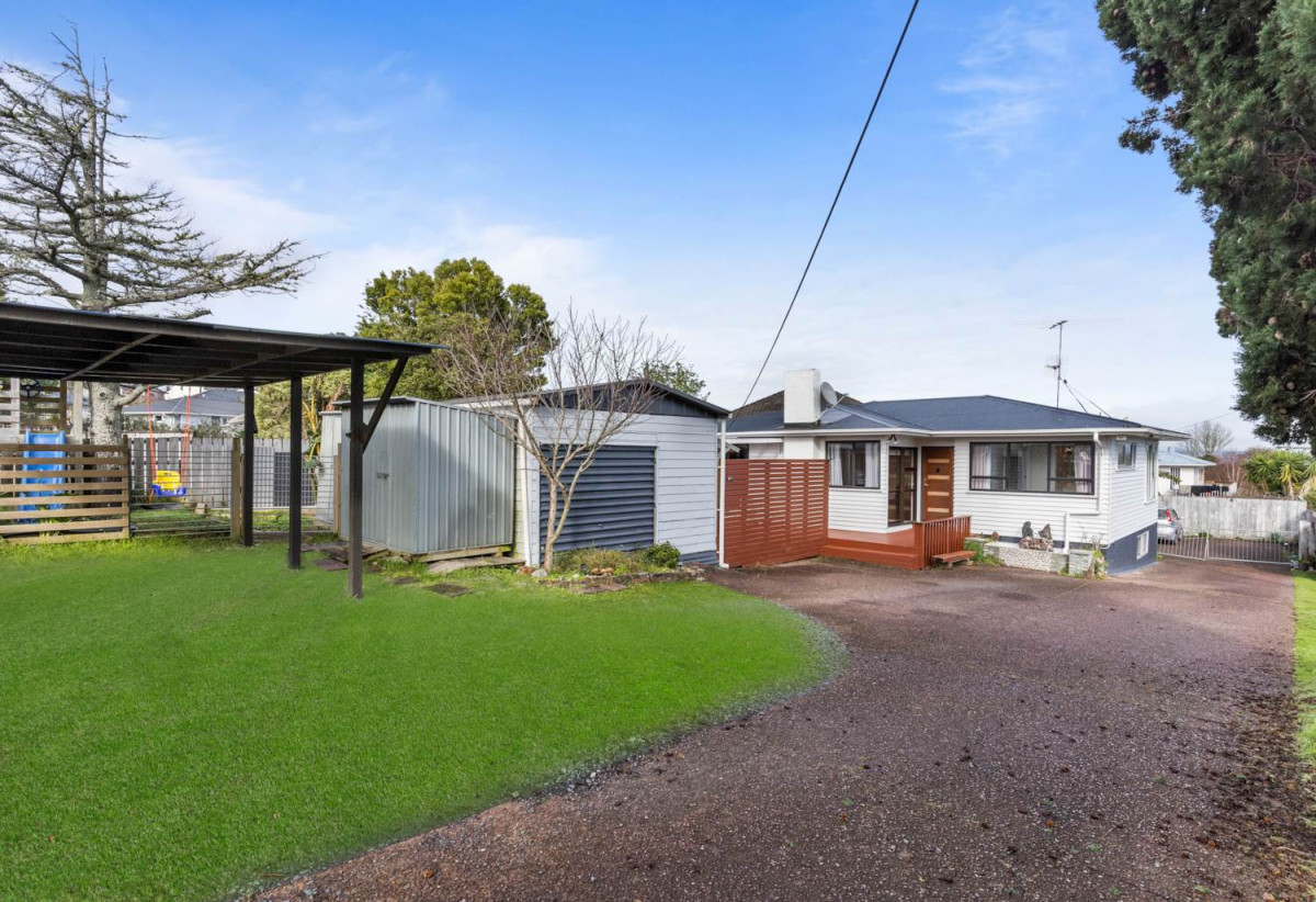 3 beds 2 baths house with carport, downstairs two large multipurpose rooms, close to schools, shops, reserves, 0.3 km to Beach Haven School, 1 km to Birkdale Intermediate School, 1/278 Rangatira Road, Beach Haven, Auckland