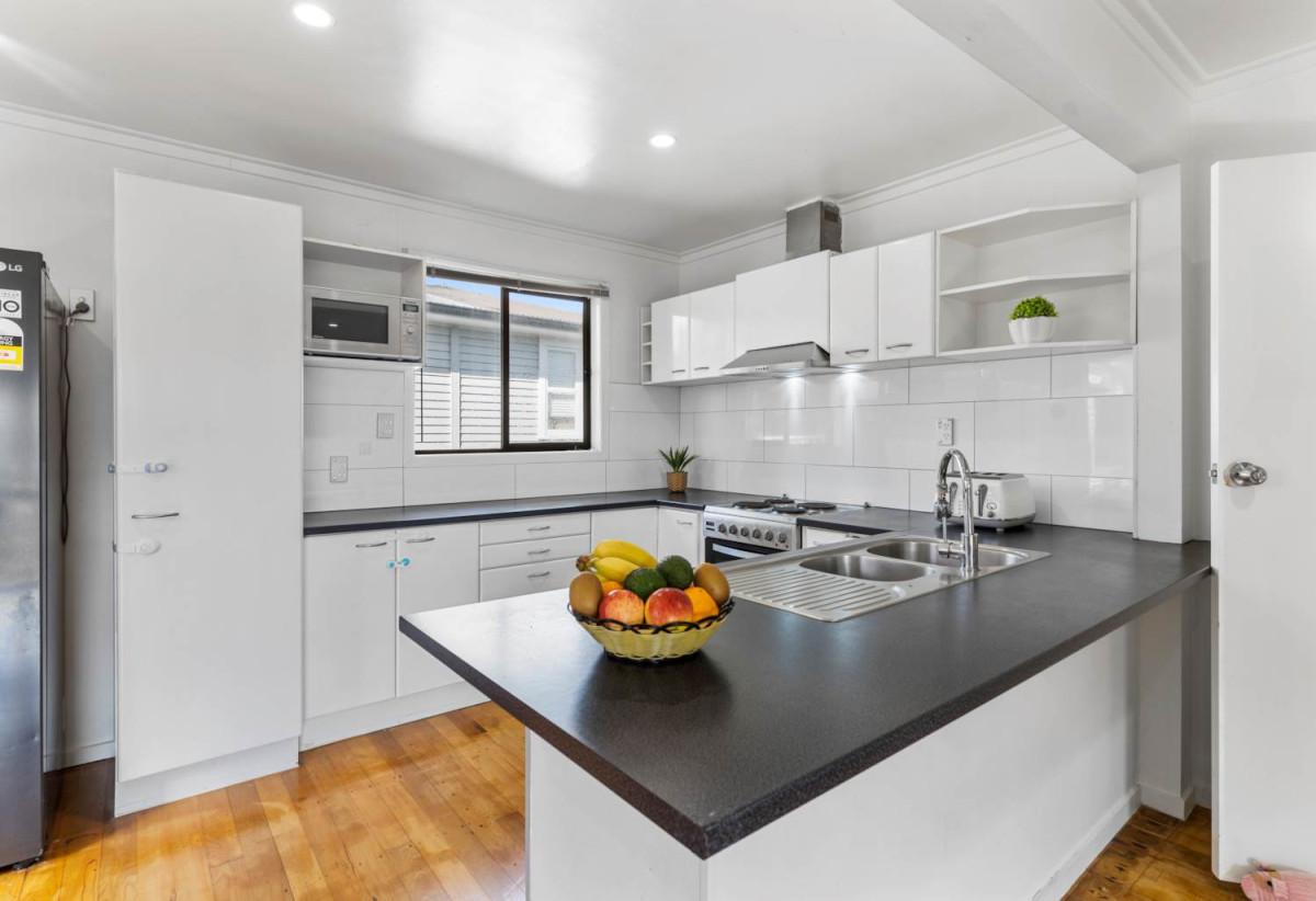 3 beds 2 baths house with carport, downstairs two large multipurpose rooms, close to schools, shops, reserves, 0.3 km to Beach Haven School, 1 km to Birkdale Intermediate School, 1/278 Rangatira Road, Beach Haven, Auckland