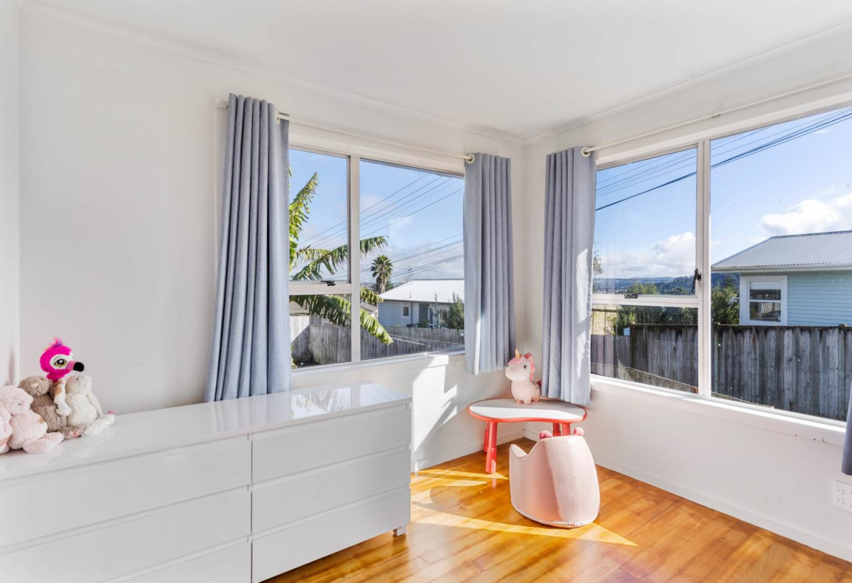 3 beds 2 baths house with carport, downstairs two large multipurpose rooms, close to schools, shops, reserves, 0.3 km to Beach Haven School, 1 km to Birkdale Intermediate School, 1/278 Rangatira Road, Beach Haven, Auckland