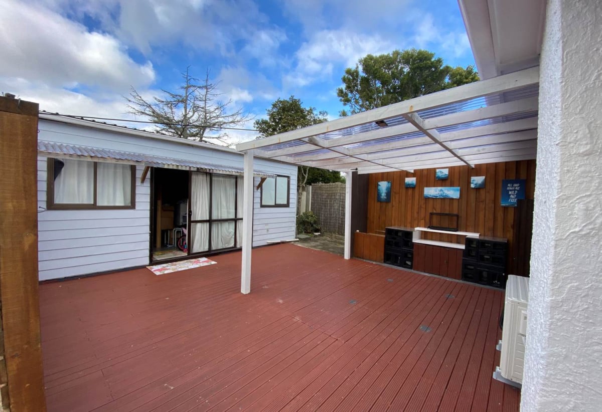 3 beds 2 baths house with carport, downstairs two large multipurpose rooms, close to schools, shops, reserves, 0.3 km to Beach Haven School, 1 km to Birkdale Intermediate School, 1/278 Rangatira Road, Beach Haven, Auckland