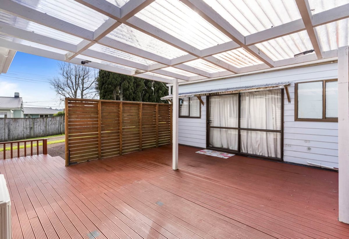 3 beds 2 baths house with carport, downstairs two large multipurpose rooms, close to schools, shops, reserves, 0.3 km to Beach Haven School, 1 km to Birkdale Intermediate School, 1/278 Rangatira Road, Beach Haven, Auckland