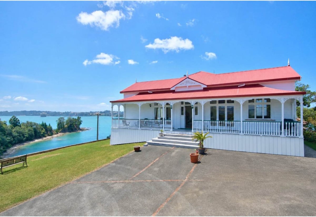 For rent, 4 beds (1 ensuite) 2 bathshouse with double garage, Private beach access, Expansive waterfront grounds, available 24th July, 700 Pukapuka Road, Mahurangi West, Auckland