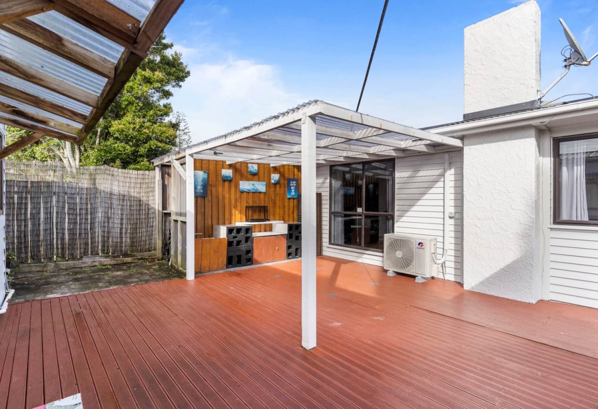 3 beds 2 baths house with carport, downstairs two large multipurpose rooms, close to schools, shops, reserves, 0.3 km to Beach Haven School, 1 km to Birkdale Intermediate School, 1/278 Rangatira Road, Beach Haven, Auckland