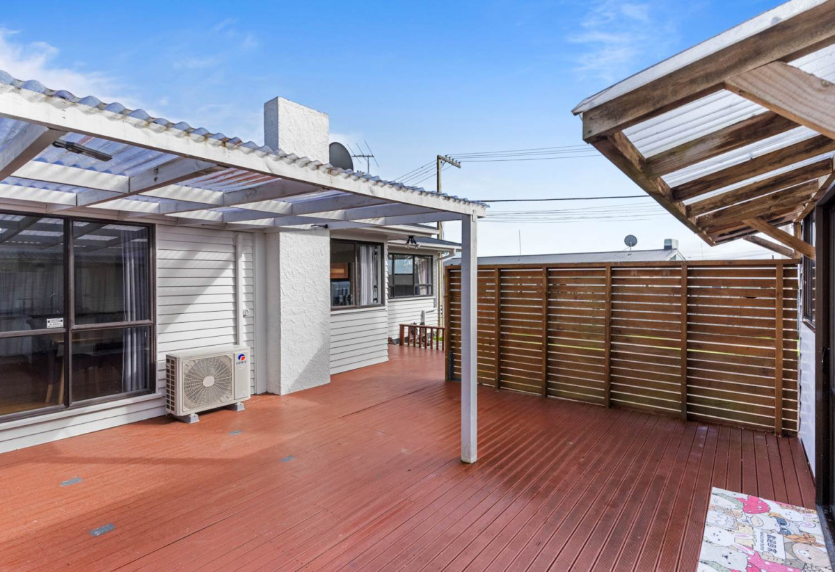 3 beds 2 baths house with carport, downstairs two large multipurpose rooms, close to schools, shops, reserves, 0.3 km to Beach Haven School, 1 km to Birkdale Intermediate School, 1/278 Rangatira Road, Beach Haven, Auckland