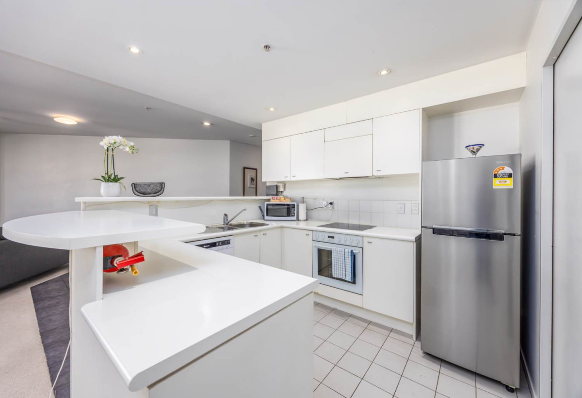 Must Sell, Auckland Girls’ Grammar School zone, Pet-friendly, 110m2 Freehold 2 beds (1 ensuite) 2 baths apartment with car park, 2 good-sized bedrooms, both with sliders access to the balcony, move-in ready, 0.6 km to Auckland Girls’ Grammar School, 7D/205-215 Hobson Street, City Centre, Auckland