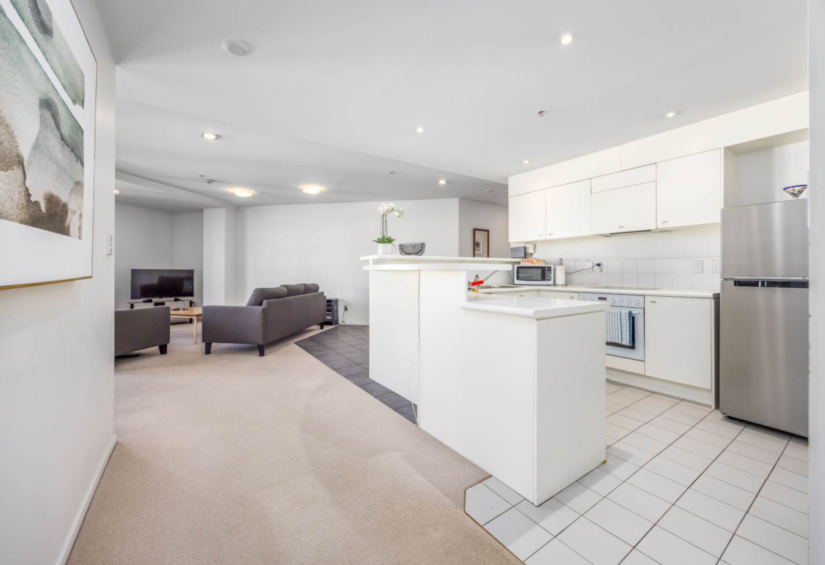 Must Sell, Auckland Girls’ Grammar School zone, Pet-friendly, 110m2 Freehold 2 beds (1 ensuite) 2 baths apartment with car park, 2 good-sized bedrooms, both with sliders access to the balcony, move-in ready, 0.6 km to Auckland Girls’ Grammar School, 7D/205-215 Hobson Street, City Centre, Auckland