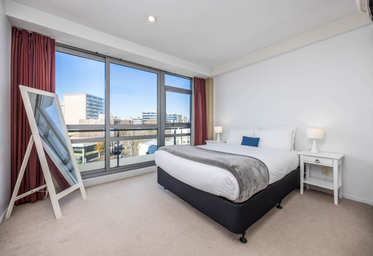 Must Sell, Auckland Girls’ Grammar School zone, Pet-friendly, 110m2 Freehold 2 beds (1 ensuite) 2 baths apartment with car park, 2 good-sized bedrooms, both with sliders access to the balcony, move-in ready, 0.6 km to Auckland Girls’ Grammar School, 7D/205-215 Hobson Street, City Centre, Auckland