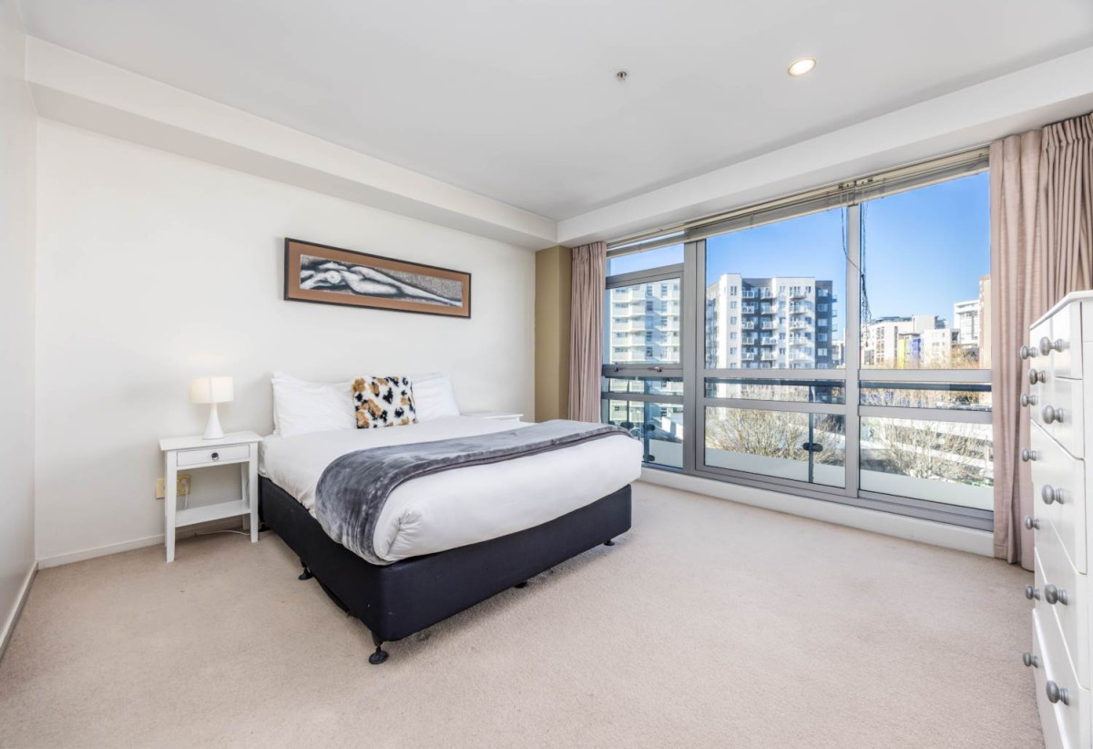 Must Sell, Auckland Girls’ Grammar School zone, Pet-friendly, 110m2 Freehold 2 beds (1 ensuite) 2 baths apartment with car park, 2 good-sized bedrooms, both with sliders access to the balcony, move-in ready, 0.6 km to Auckland Girls’ Grammar School, 7D/205-215 Hobson Street, City Centre, Auckland