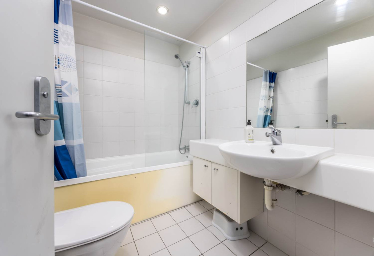 Must Sell, Auckland Girls’ Grammar School zone, Pet-friendly, 110m2 Freehold 2 beds (1 ensuite) 2 baths apartment with car park, 2 good-sized bedrooms, both with sliders access to the balcony, move-in ready, 0.6 km to Auckland Girls’ Grammar School, 7D/205-215 Hobson Street, City Centre, Auckland