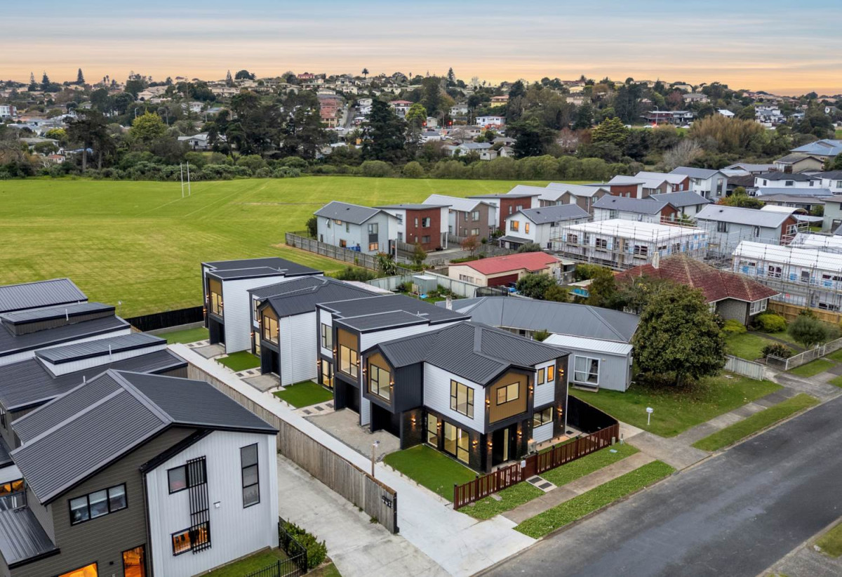 10-Year Building Warranty, Brandnew standalone 4 beds 2.5 baths home with garage, close to shopping centres, schools, parks, and everyday amenities, 0.3 km to Edgewater College, 1.1 km to Anchorage Park School, 1.2 km to Pakuranga Intermediate, Lot 4/106 Edgewater Drive, Pakuranga, Auckland