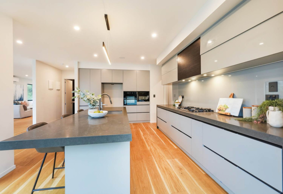 Macleans College zone, 231m2 Brandnew standalone 4 beds (2 ensuites) 3.5 baths house with double garage on 414m2 section, move-in ready, nearby the beach, 0.7 km to Bucklands Beach Primary School, 1.3 km to Macleans College and Bucklands Beach Intermediate, 18B The Esplanade, Eastern Beach, Auckland