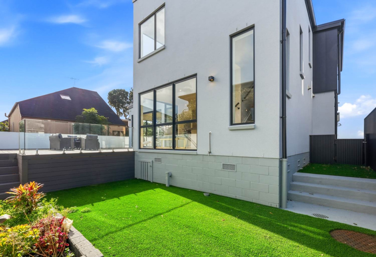 Macleans College zone, 231m2 Brandnew standalone 4 beds (2 ensuites) 3.5 baths house with double garage on 414m2 section, move-in ready, nearby the beach, 0.7 km to Bucklands Beach Primary School, 1.3 km to Macleans College and Bucklands Beach Intermediate, 18B The Esplanade, Eastern Beach, Auckland